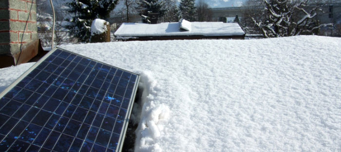 panele fotowoltaiczne na dachu pokrytym śniegiem